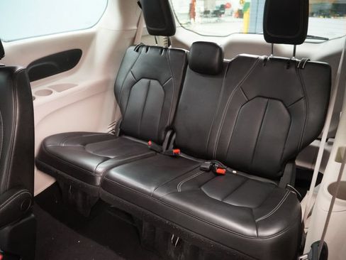 Used 2023 Chrysler Pacifica Touring-L FWD image 17