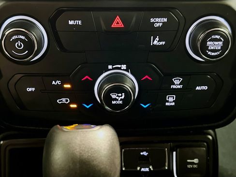 Used 2021 Jeep Renegade Latitude FWD image 12