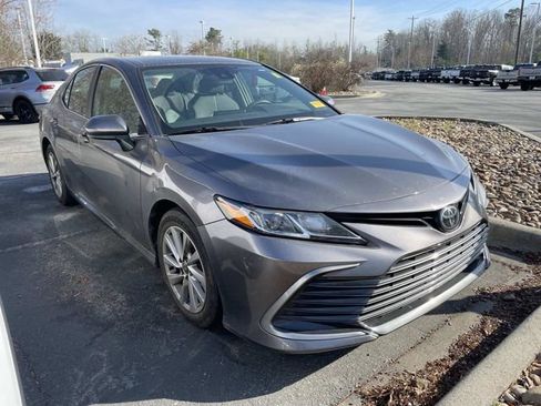 Used 2021 Toyota Camry LE image 5