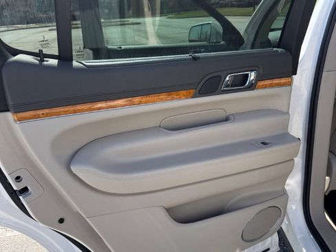 Used 2010 Lincoln MKT 2WD image 15