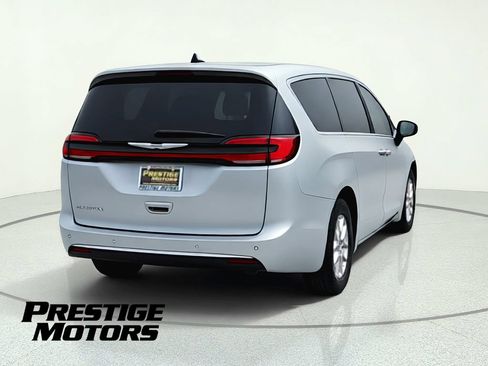 Used 2024 Chrysler Pacifica Touring-L FWD image 7