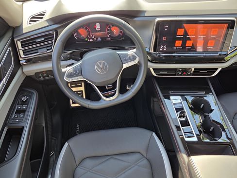 Used 2025 Volkswagen Atlas Peak Edition SE AWD/4WD image 15