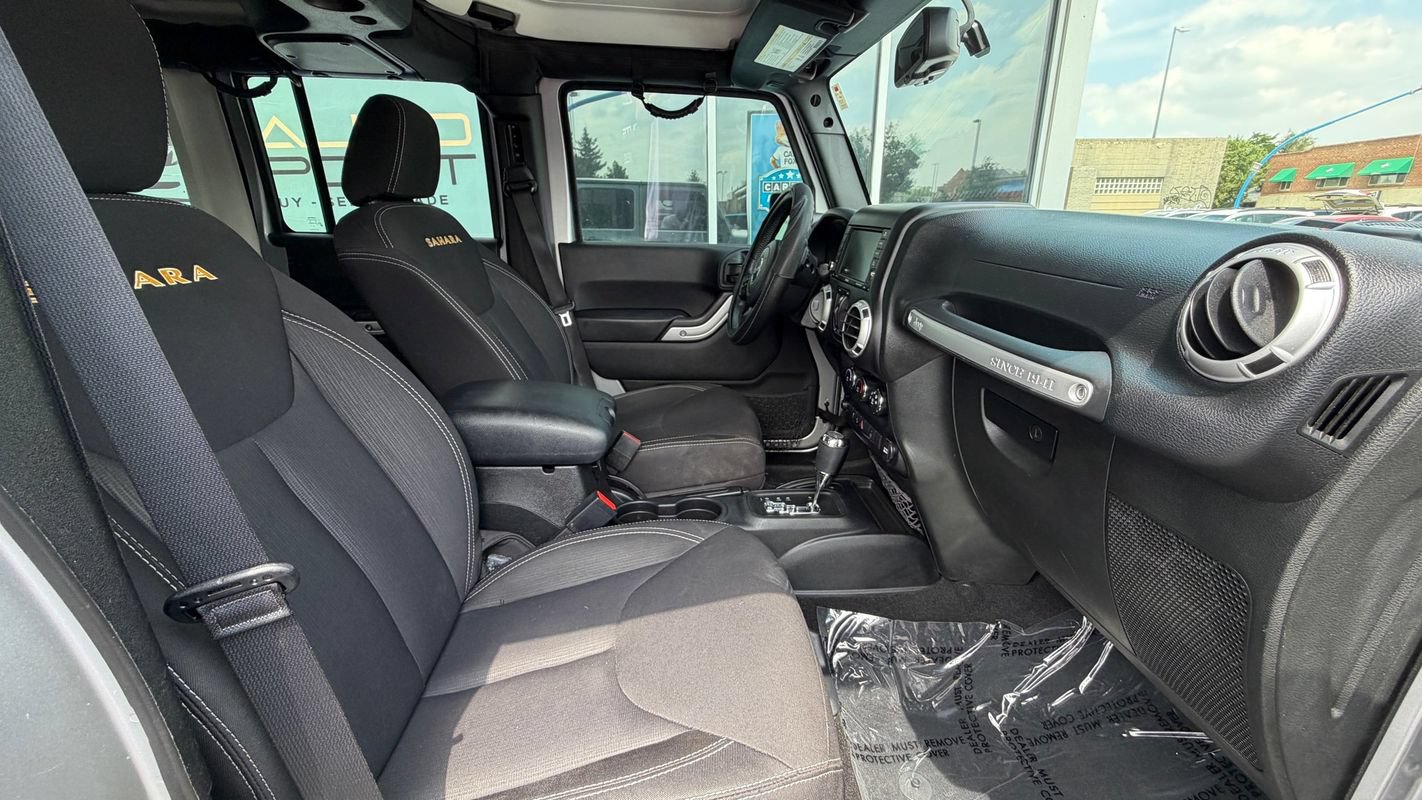 Used 2015 Jeep Wrangler Unlimited Sahara w/ Connectivity Group AWD/4WD image 12