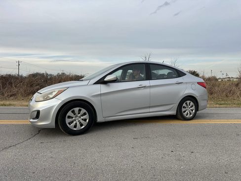 Used 2017 Hyundai Accent SE image 2