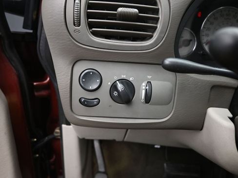 Used 2007 Chrysler Town & Country Touring w/ Luxury Group image 31