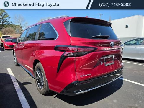 Used 2025 Toyota Sienna Platinum image 4