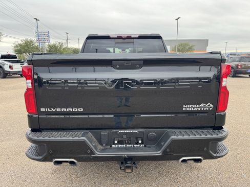 Used 2022 Chevrolet Silverado 1500 High Country w/ Technology Package image 3