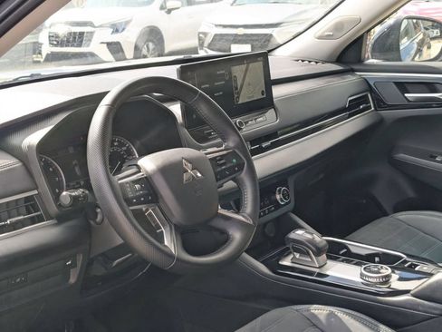 Used 2025 Mitsubishi Outlander SE FWD image 14