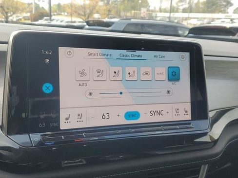 Certified 2025 Volkswagen Atlas Cross Sport SE w/ Panoramic Sunroof Package image 20