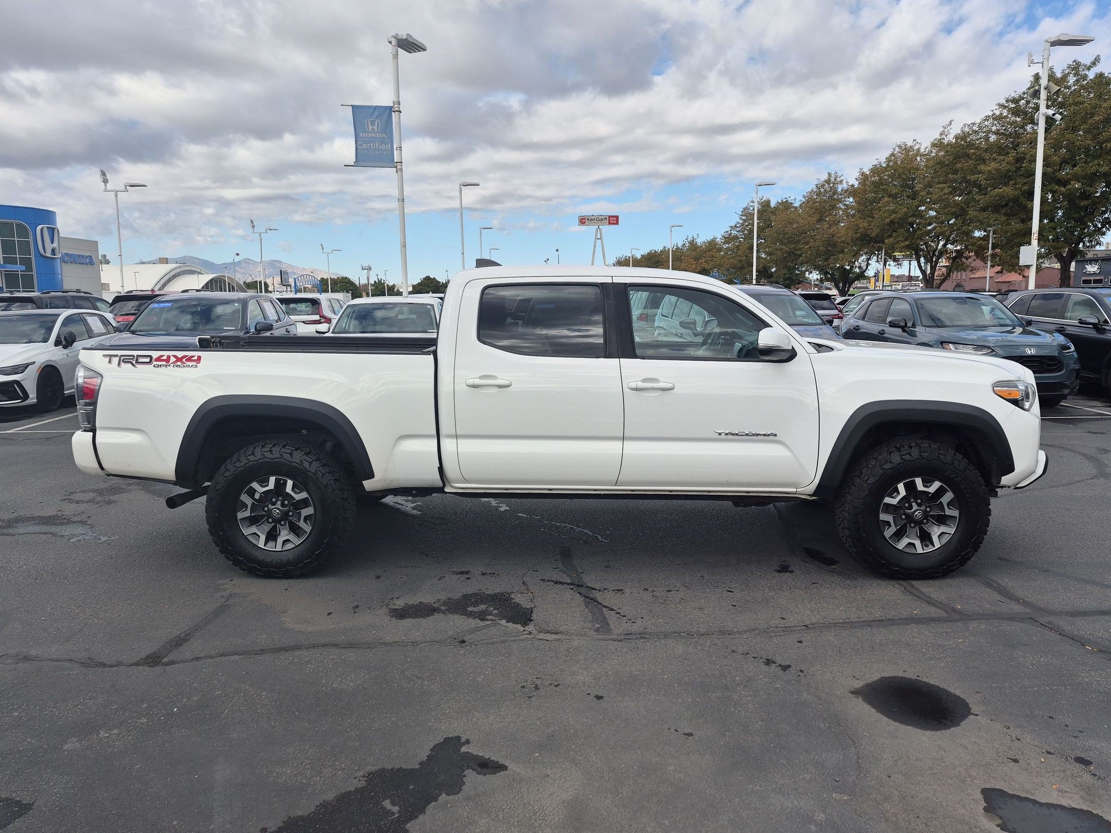 Used 2020 Toyota Tacoma TRD Off-Road w/ TRD Premium Off Road Package AWD/4WD image 2