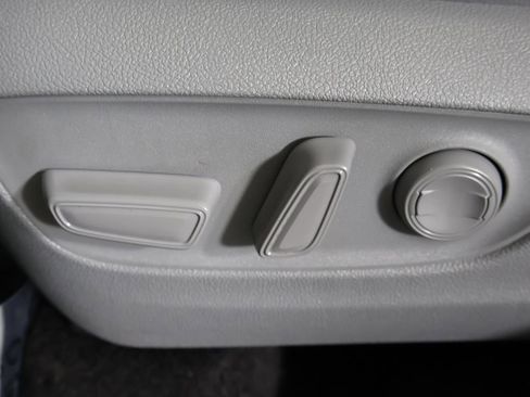 Used 2024 Toyota Highlander XLE AWD/4WD image 35