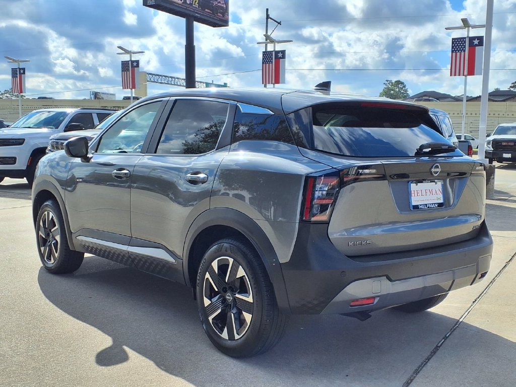 Used 2025 Nissan Kicks SV AWD/4WD image 2