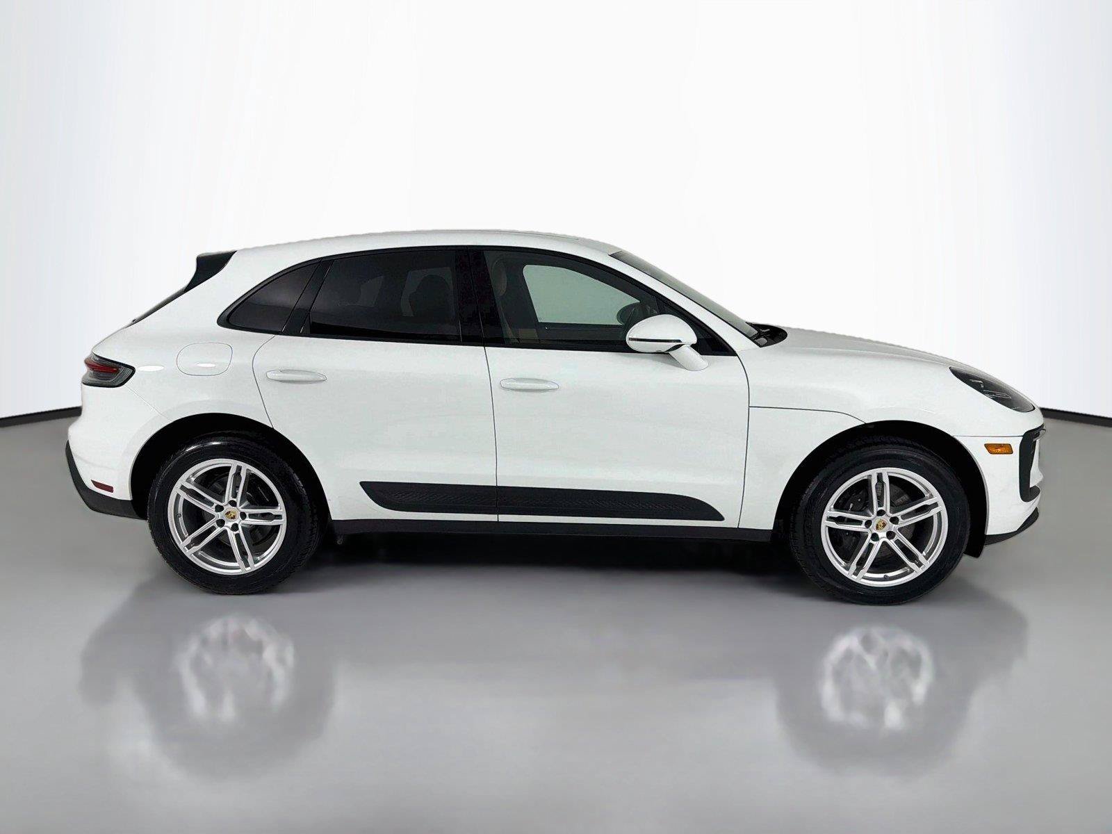 Certified 2023 Porsche Macan AWD/4WD image 29