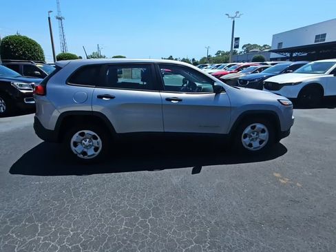 Used 2017 Jeep Cherokee Sport FWD image 2