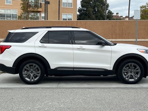 Used 2021 Ford Explorer XLT w/ Equipment Group 202A image 3