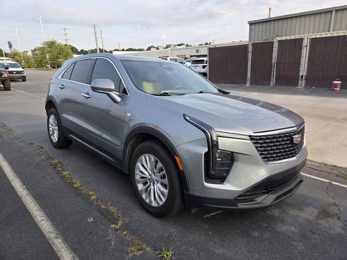 Used 2024 Cadillac XT4 Luxury w/ Cold Weather Package FWD image 2