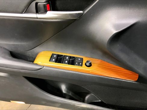 Used 2019 Toyota Camry LE image 33
