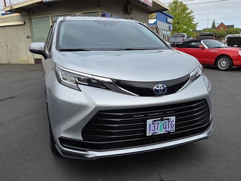 Used 2021 Toyota Sienna LE FWD image 4