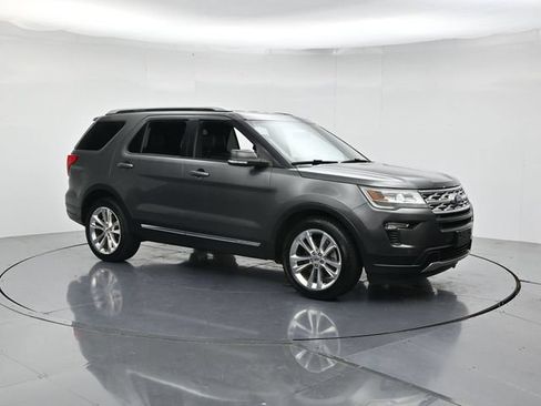 Used 2018 Ford Explorer XLT w/ Equipment Group 202A FWD image 3