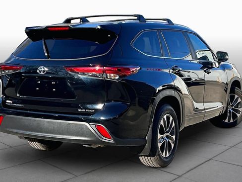 Used 2023 Toyota Highlander XLE AWD/4WD image 13