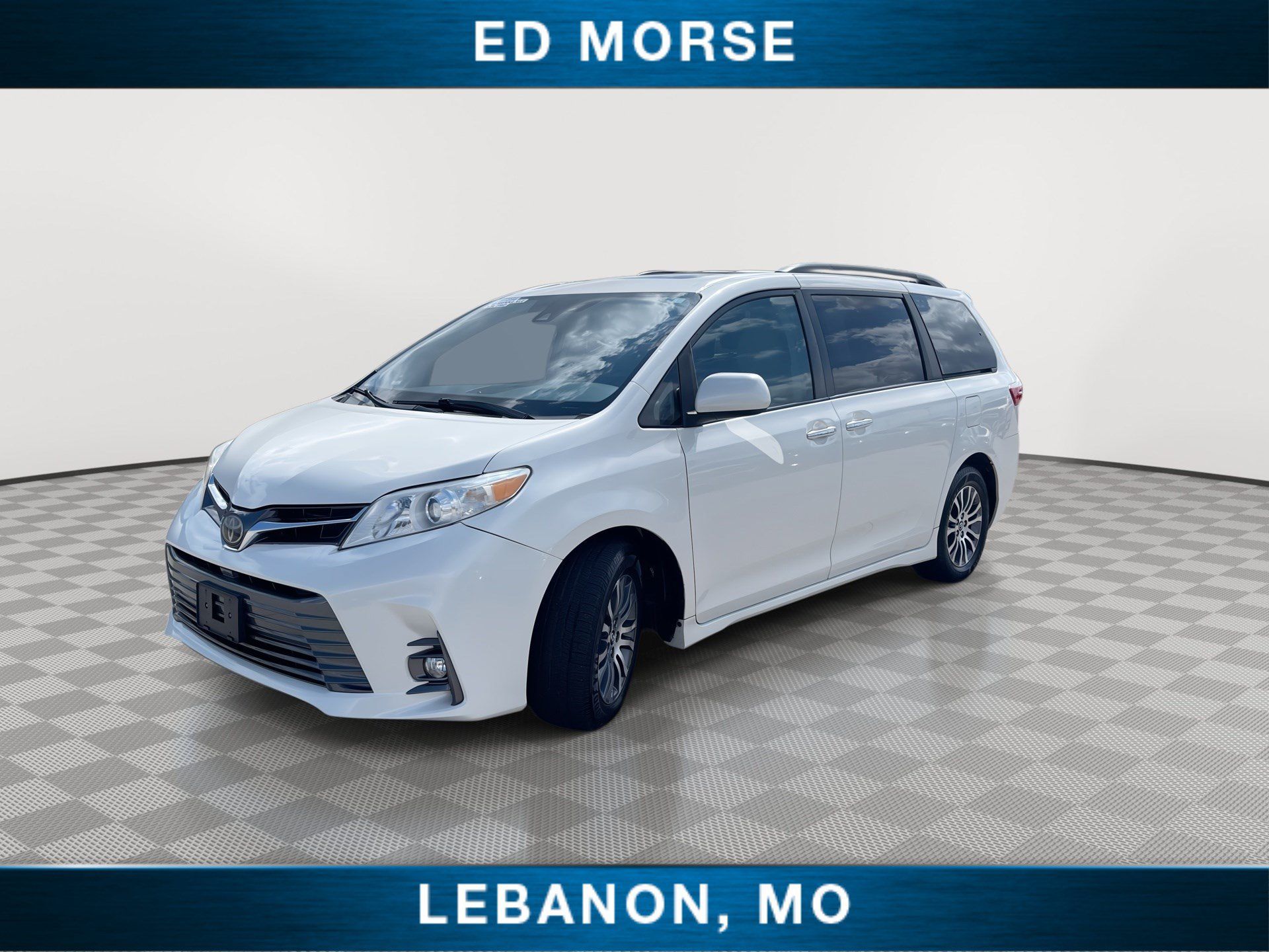 Used 2018 Toyota Sienna XLE w/ XLE Navigation Package FWD image 4