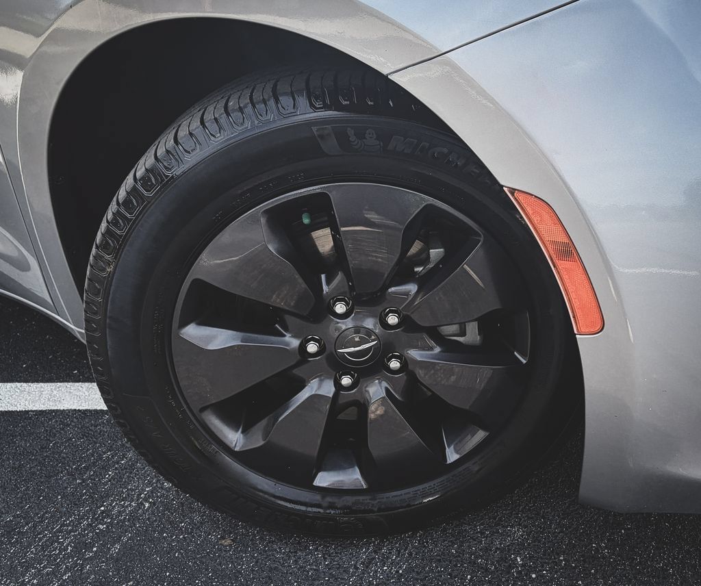 Used 2019 Chrysler Pacifica Limited w/ S Appearance Package FWD image 32