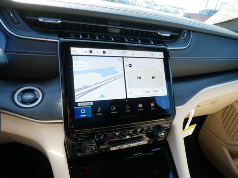 New 2025 Jeep Grand Cherokee Limited w/ Luxury Tech Group II image 11