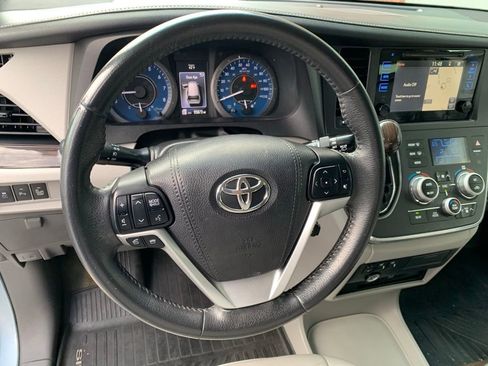 Used 2017 Toyota Sienna XLE Premium image 6