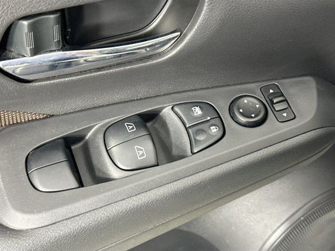 Used 2021 Nissan Kicks SR FWD image 16