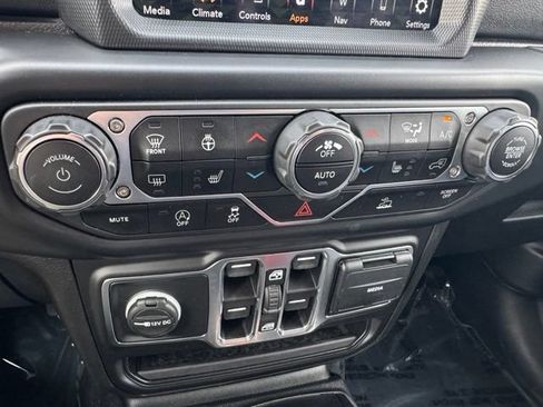 Used 2020 Jeep Gladiator Overland AWD/4WD image 18