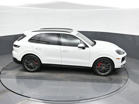 Certified 2025 Porsche Cayenne S image 31