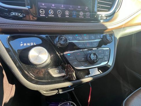 Used 2020 Chrysler Pacifica Limited image 11