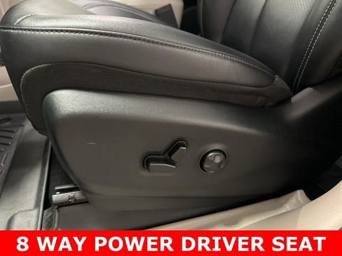 Used 2024 Chrysler Pacifica Touring-L image 7