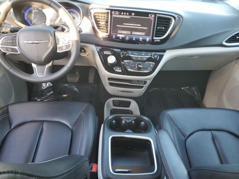 Used 2023 Chrysler Pacifica Touring-L image 10