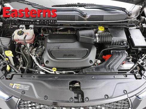 Used 2023 Chrysler Pacifica Touring-L FWD image 7