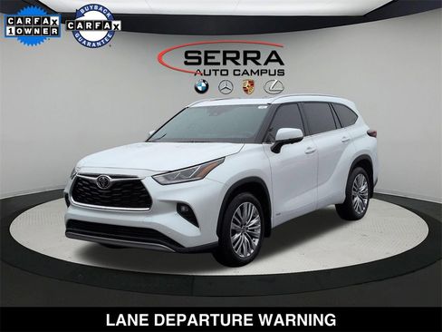 Used 2025 Toyota Highlander Platinum image 1