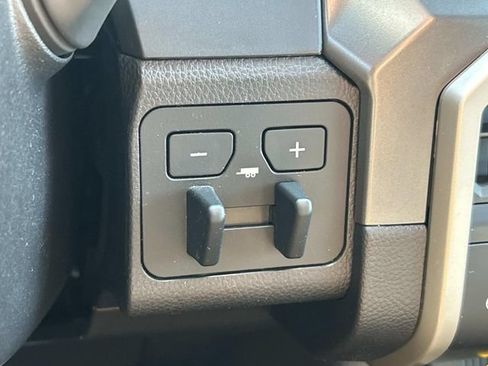 Used 2024 Toyota Tacoma SR5 AWD/4WD image 34