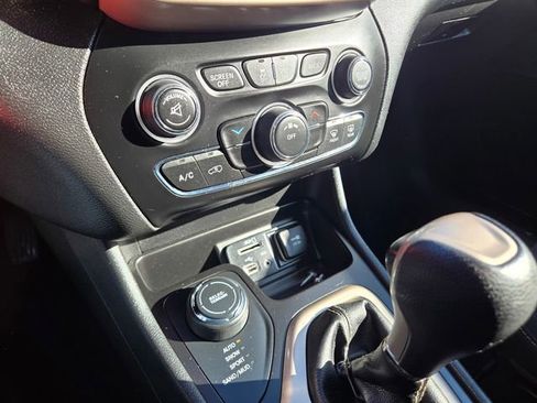 Used 2017 Jeep Cherokee Latitude image 11