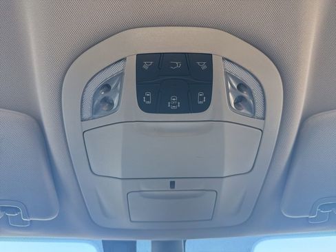 Used 2023 Chrysler Pacifica Touring-L image 19