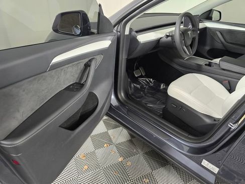 Used 2023 Tesla Model Y Long Range AWD/4WD image 17