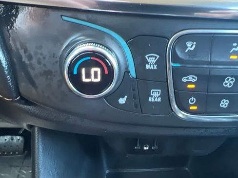 Used 2021 Chevrolet Traverse LT image 25