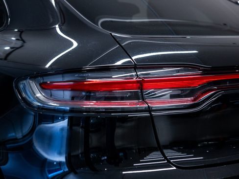 Certified 2025 Porsche Macan AWD/4WD image 24