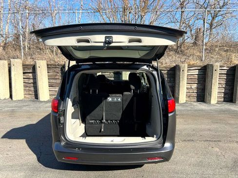 Used 2020 Chrysler Voyager L image 29
