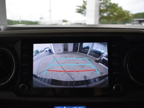 Used 2022 Toyota Tacoma SR5 w/ Technology Package RWD image 19