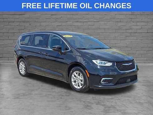 Used 2025 Chrysler Pacifica Select FWD image 1