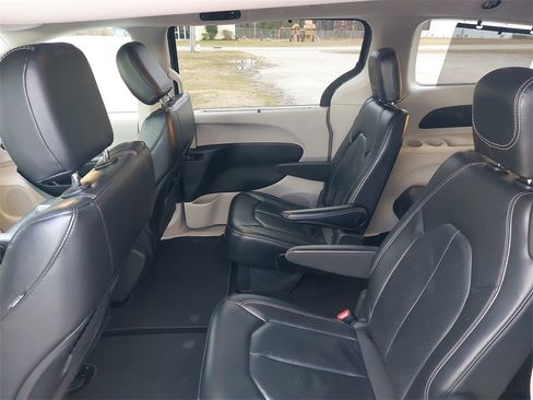 Used 2022 Chrysler Pacifica Touring-L image 33