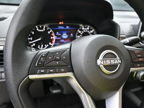 Used 2025 Nissan Altima 2.5 SV FWD image 16