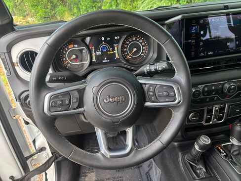 Used 2025 Jeep Wrangler Unlimited Sahara AWD/4WD image 29