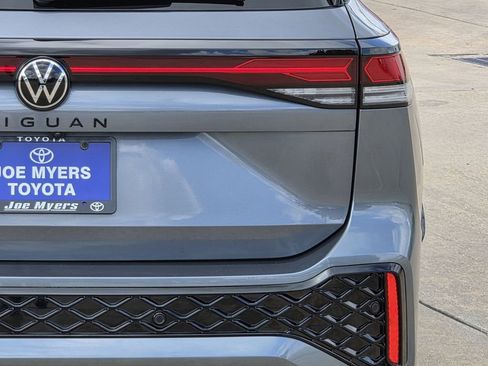 Used 2025 Volkswagen Tiguan SE R-Line FWD image 9