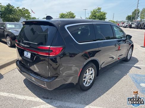 Used 2024 Chrysler Pacifica Touring-L FWD image 22